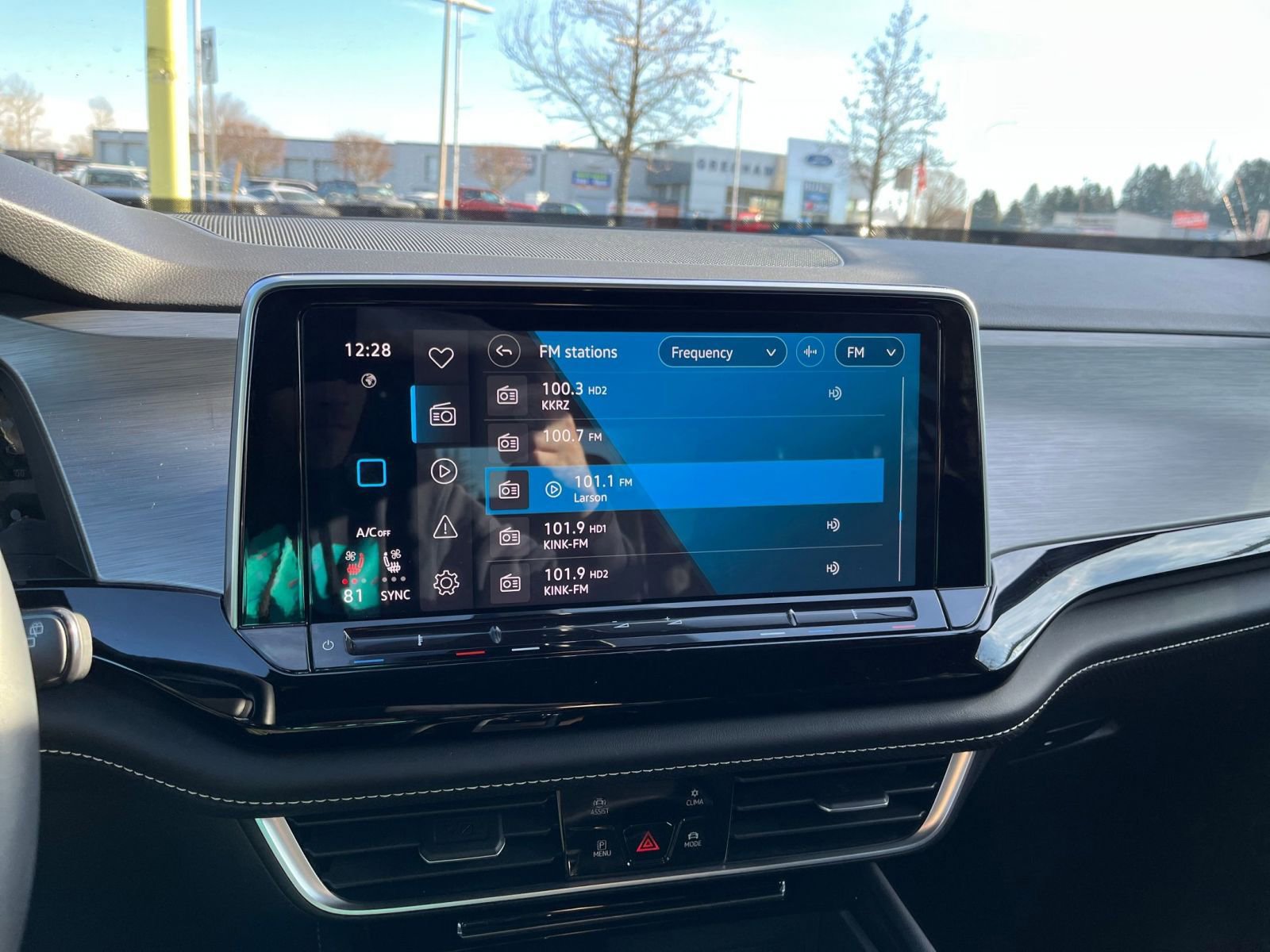 Used 2024 Volkswagen Atlas Cross Sport SE image 22