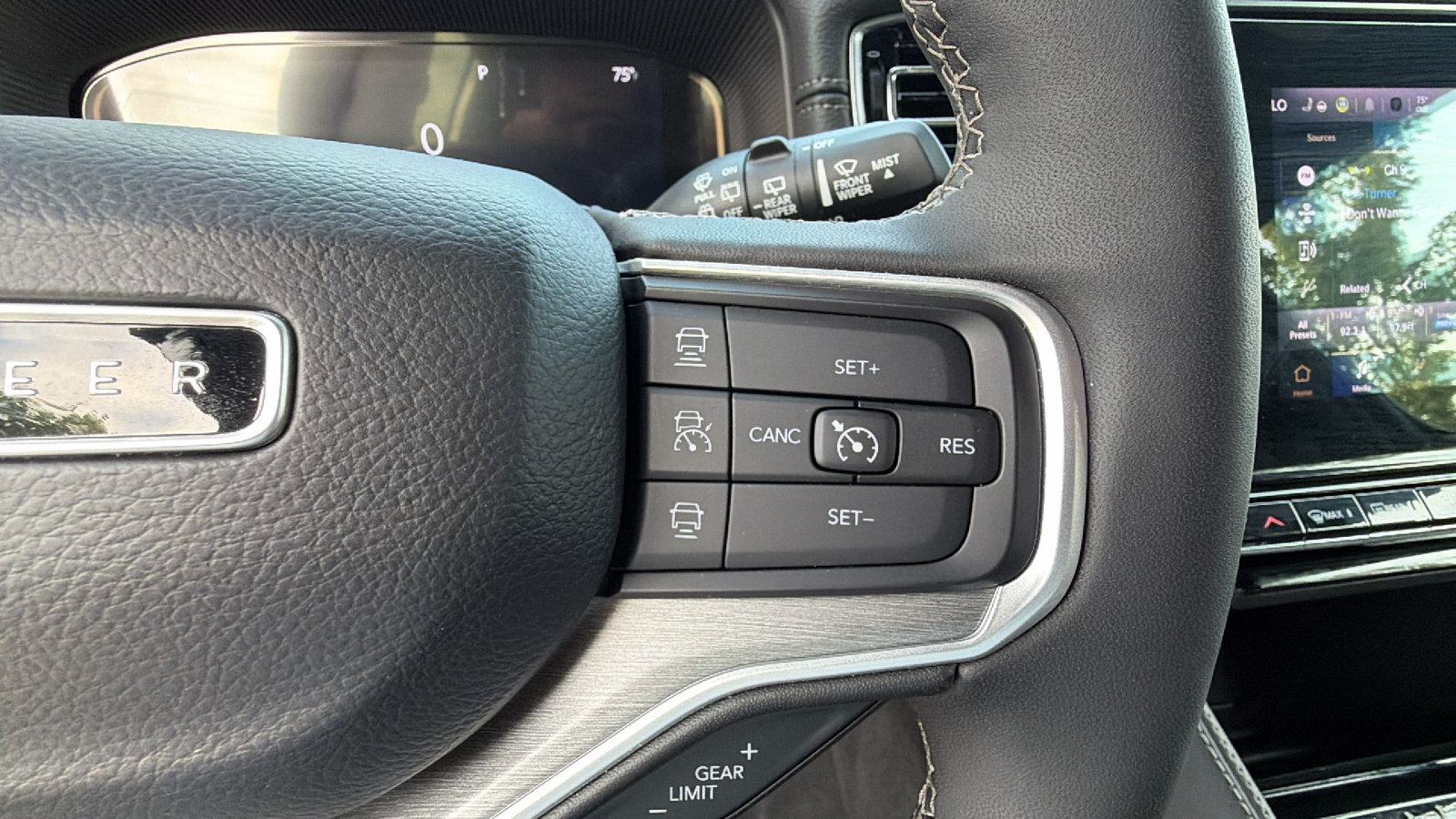 Used 2025 Jeep Wagoneer 4WD w/ Convenience Group I image 31