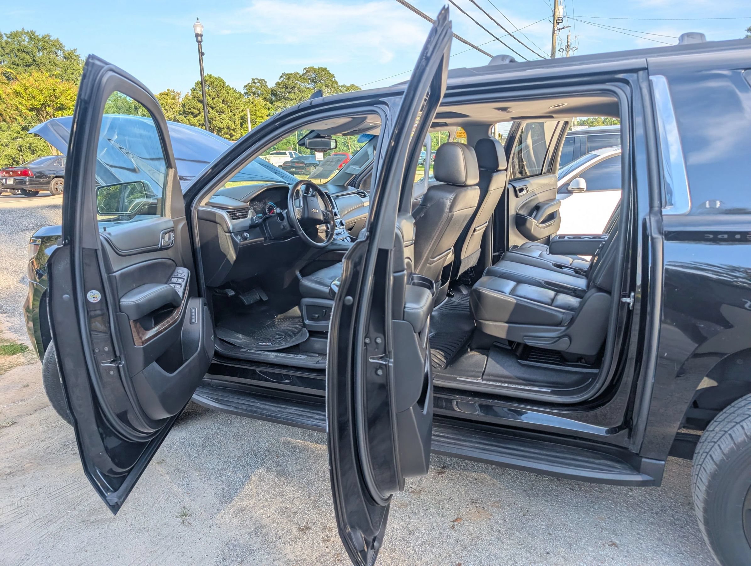 Used 2017 Chevrolet Suburban LT w/ Luxury Package RWD image 14