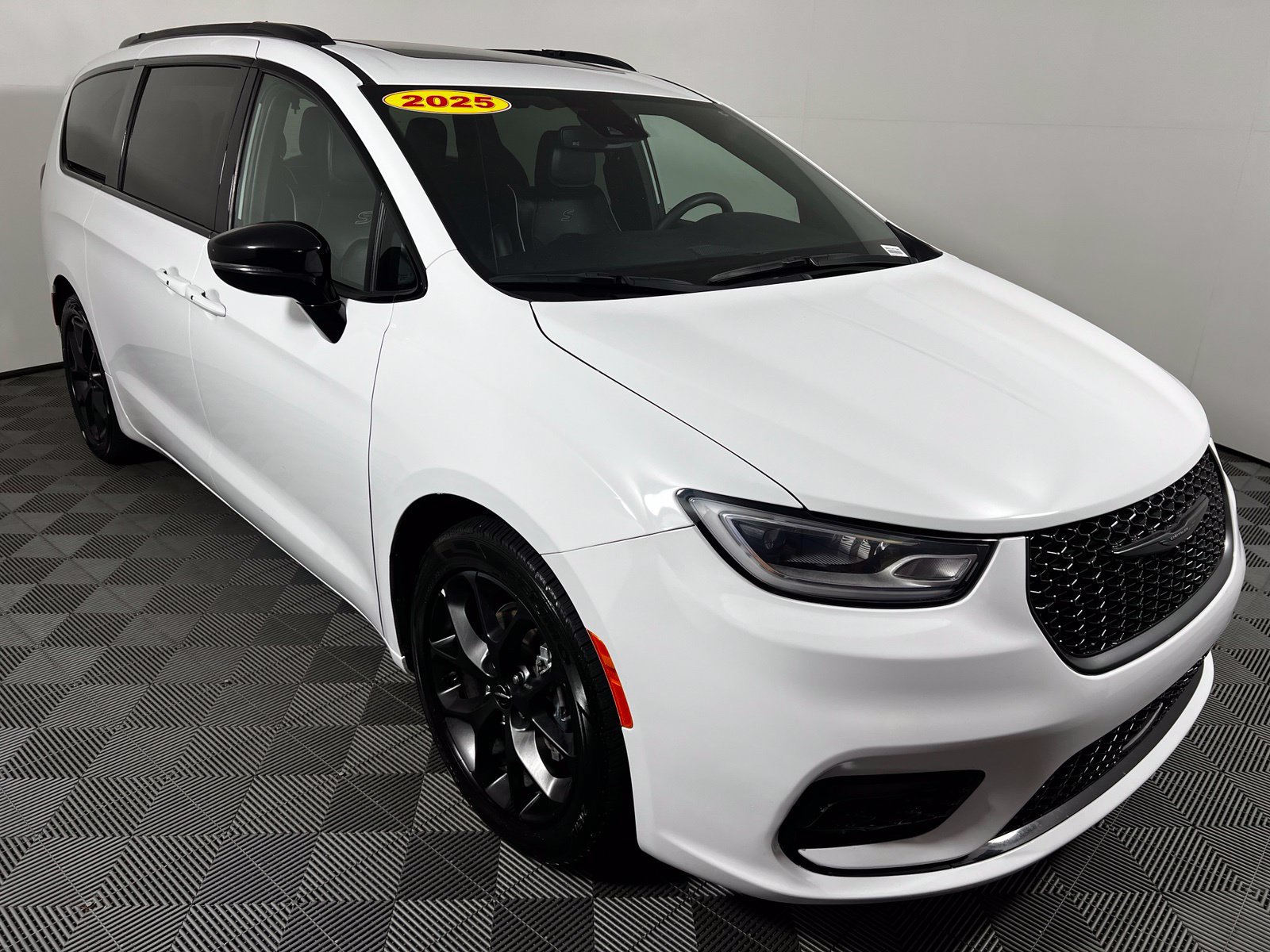 Used 2025 Chrysler Pacifica Limited FWD image 3