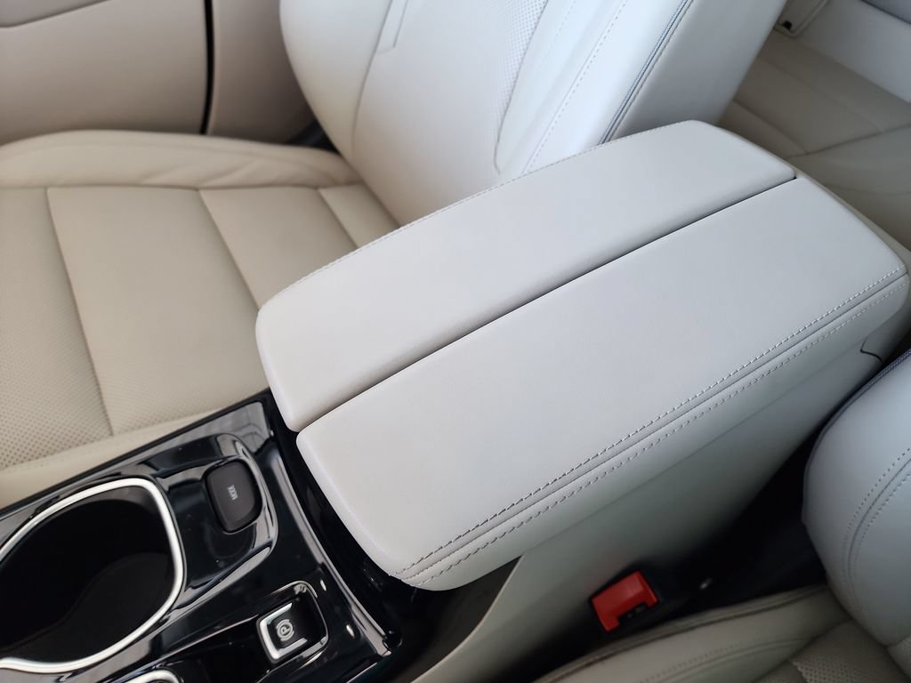 Used 2021 Buick Envision Essence w/ Technology Package I FWD image 33