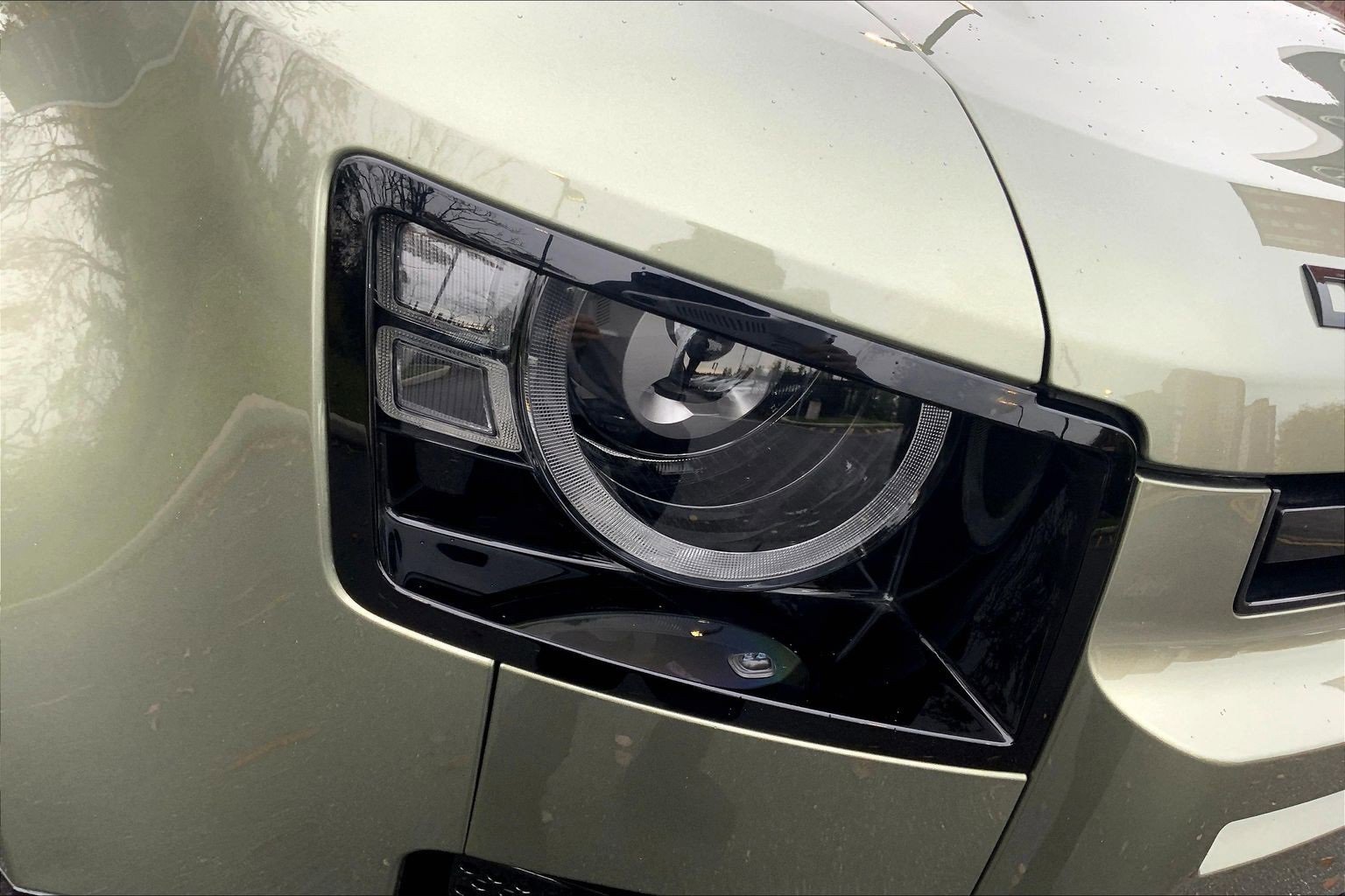 Used 2025 Land Rover Defender 110 X-Dynamic SE image 27