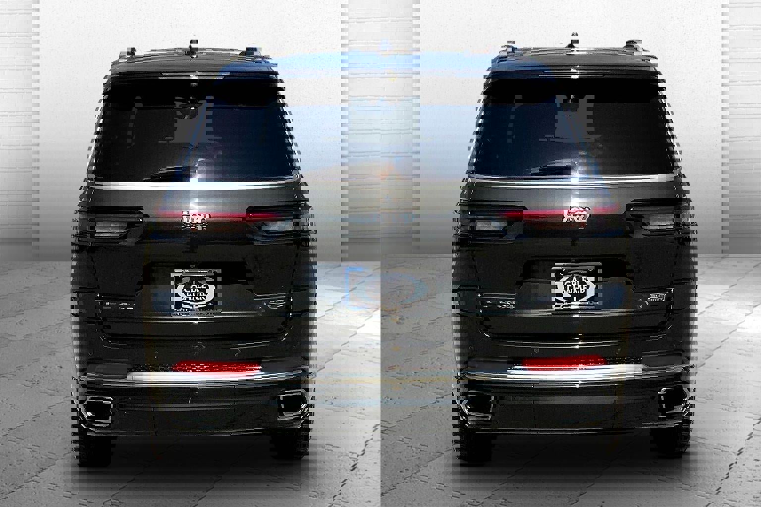 Used 2022 Jeep Grand Cherokee L Summit w/ Luxury Tech Group V AWD/4WD image 3