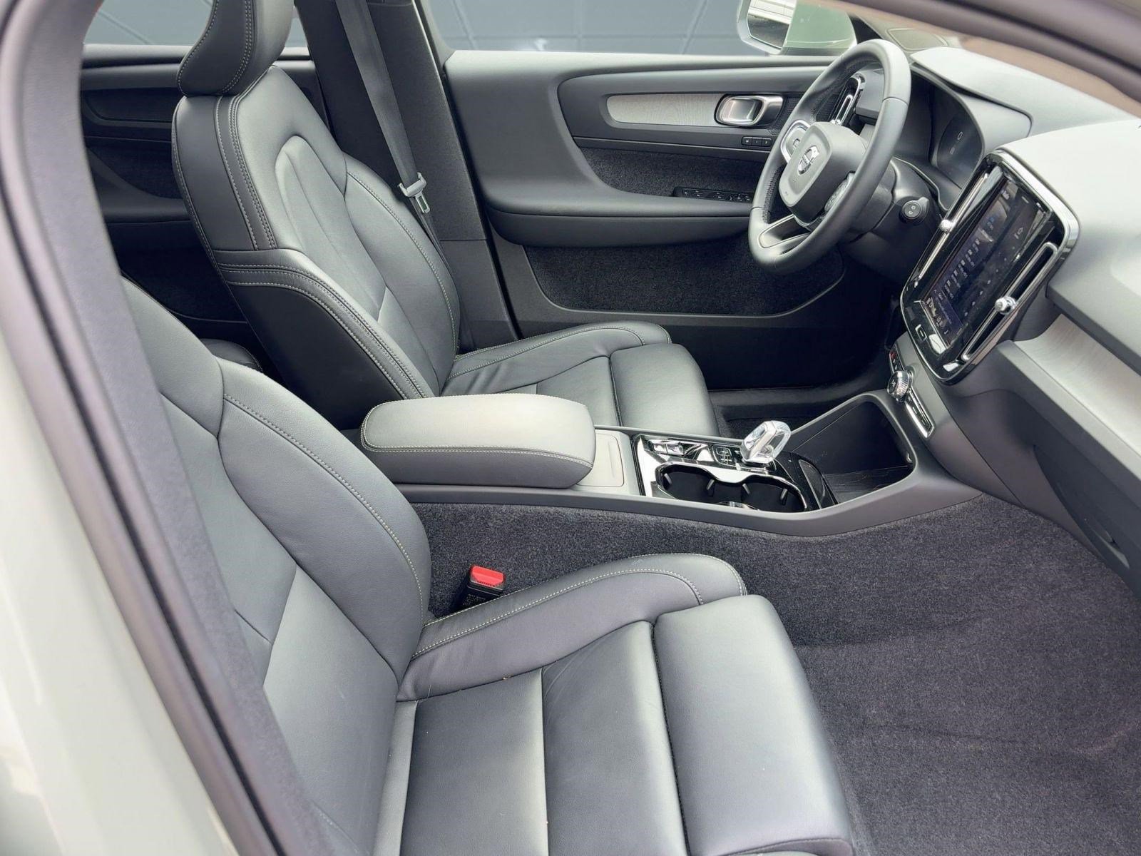 Certified 2025 Volvo XC40 B5 Plus image 24