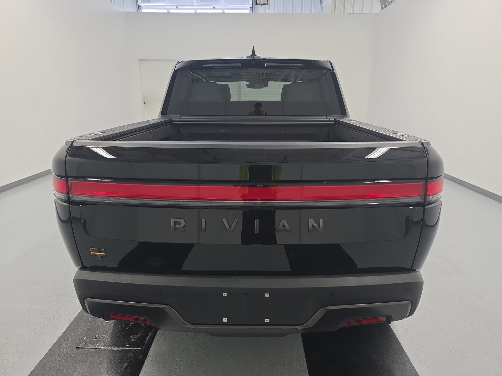 Used 2025 Rivian R1T Premium AWD/4WD image 4