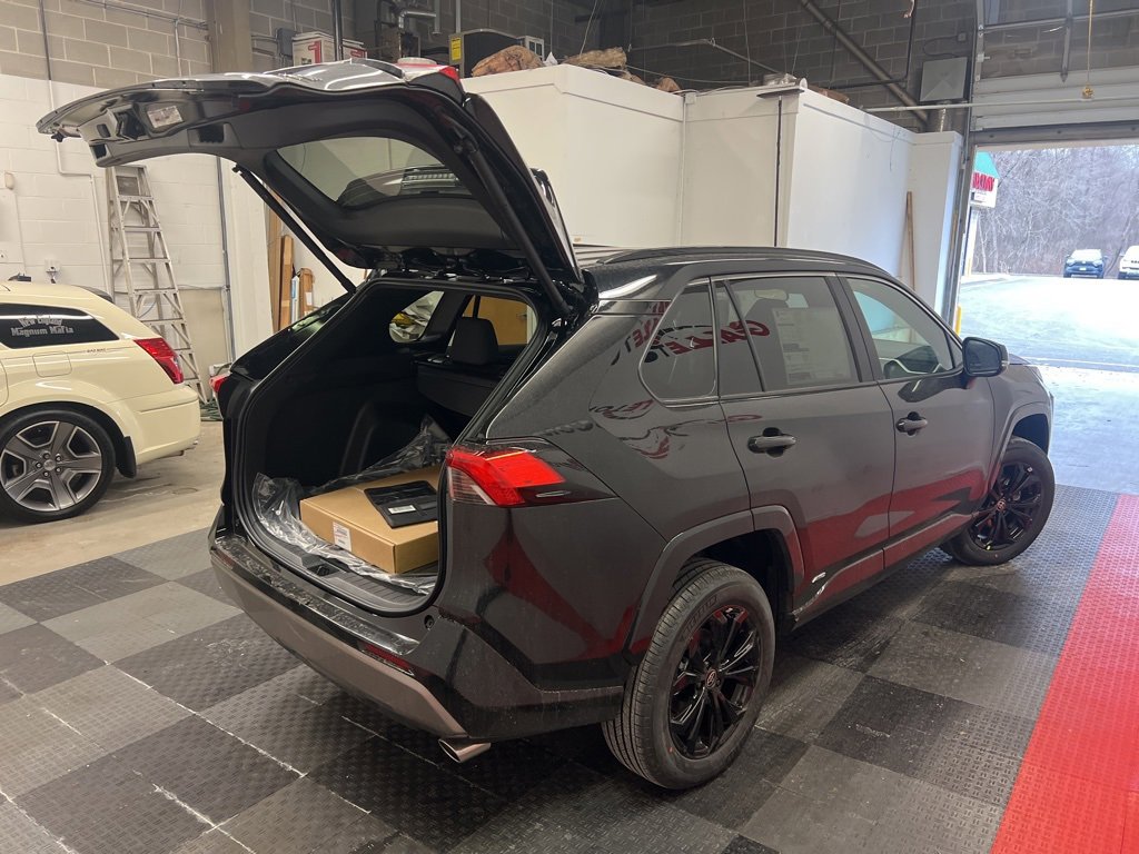 New 2025 Toyota RAV4 SE image 9