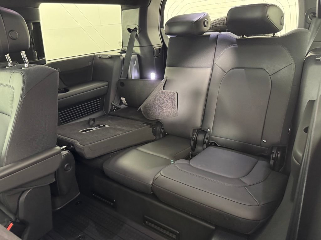 Used 2025 Land Rover Defender 130 V8 AWD/4WD image 29