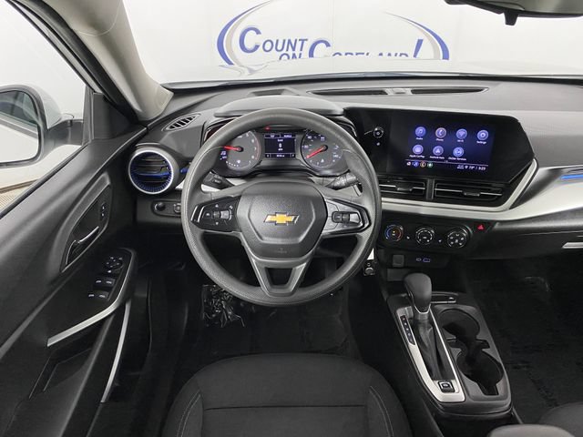 Used 2025 Chevrolet Trax LS w/ LS Convenience Package FWD image 15