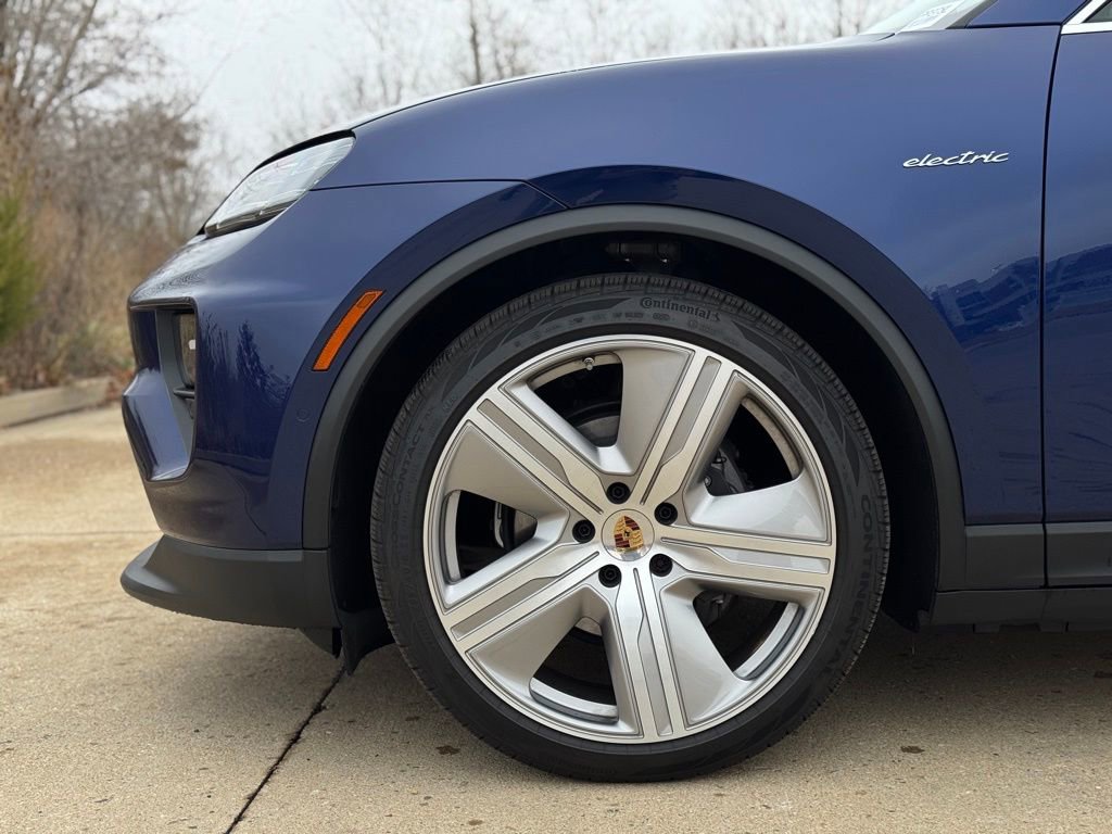 Used 2024 Porsche Macan 4 Electric image 8