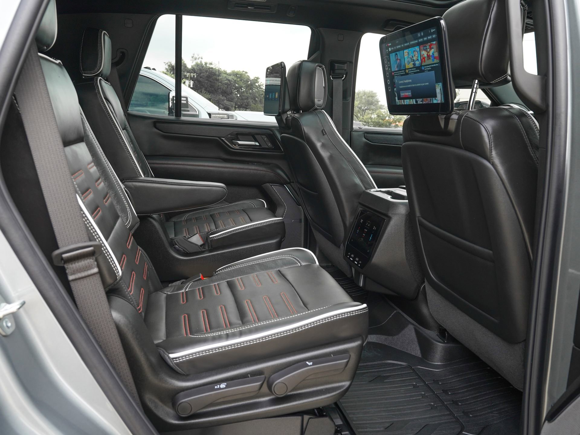 Used 2026 GMC Yukon AT4 Ultimate AWD/4WD image 11