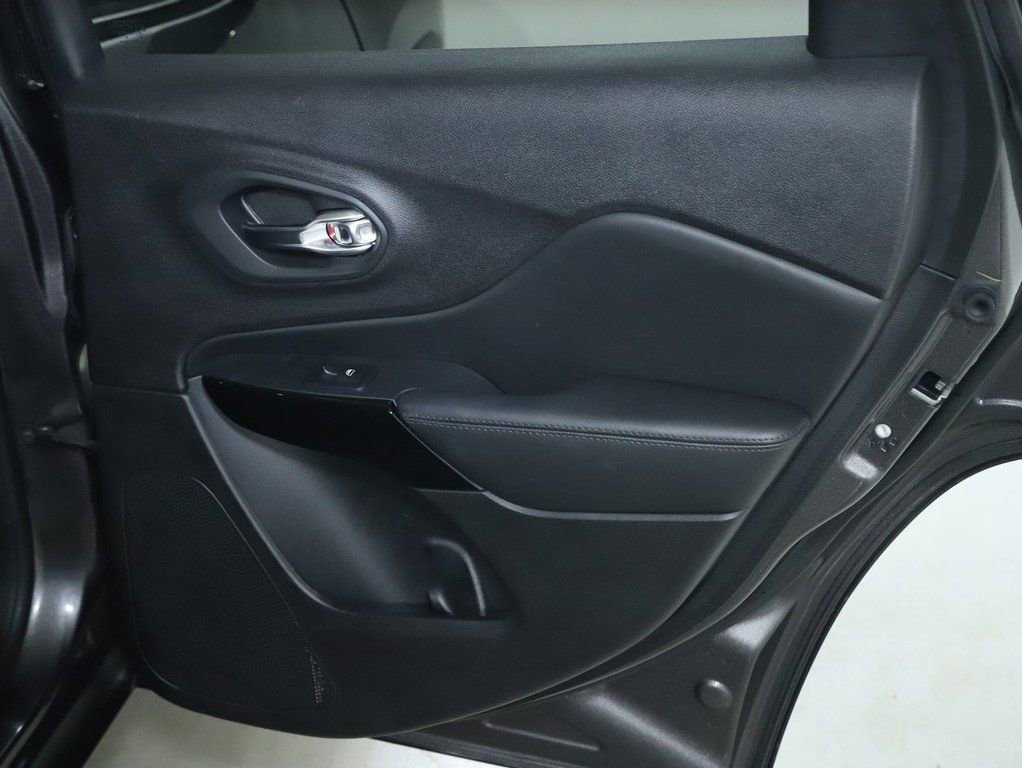 Used 2019 Jeep Cherokee Latitude Plus image 32