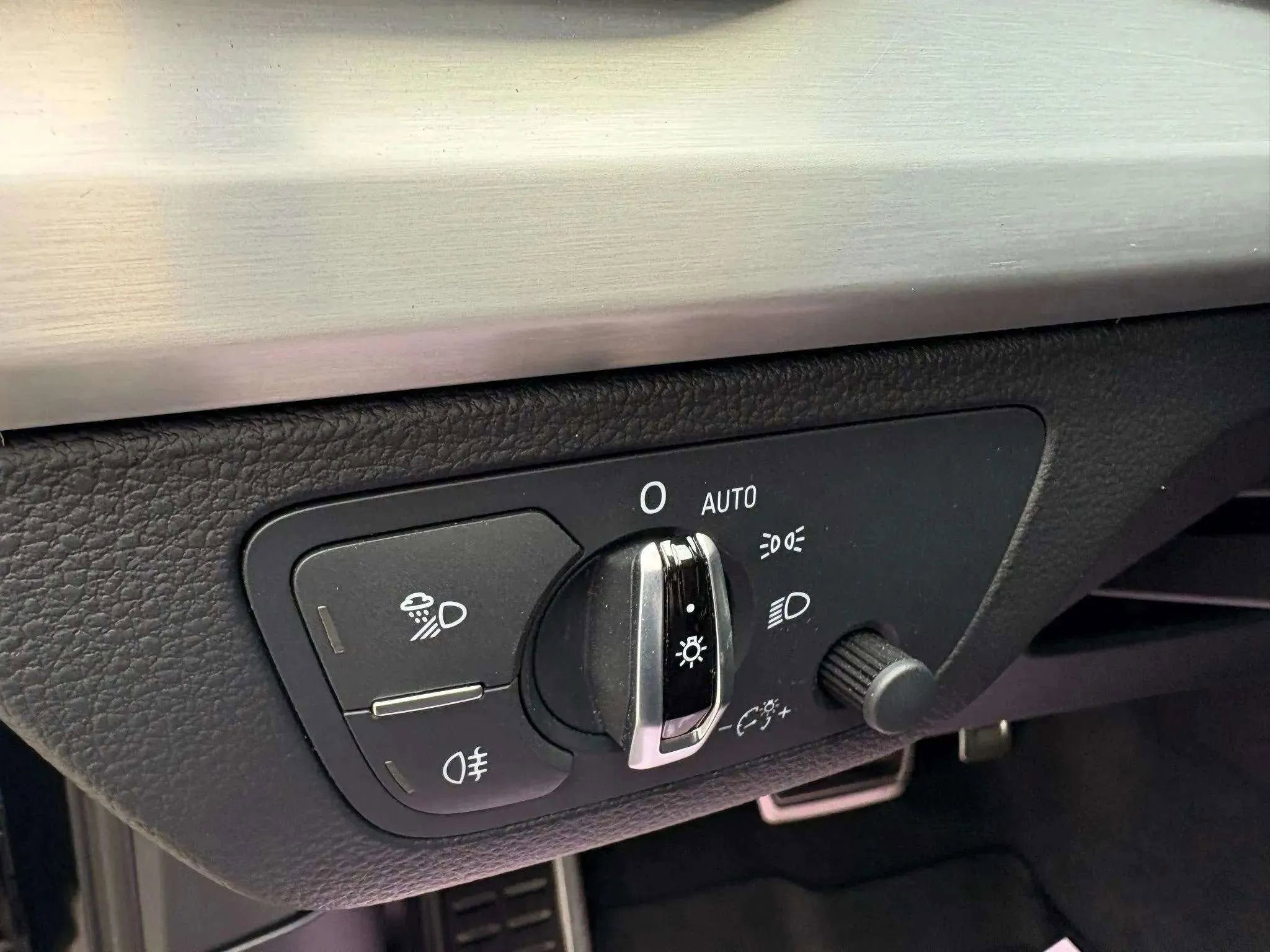 Used 2018 Audi SQ5 Premium Plus w/ Navigation Package image 30