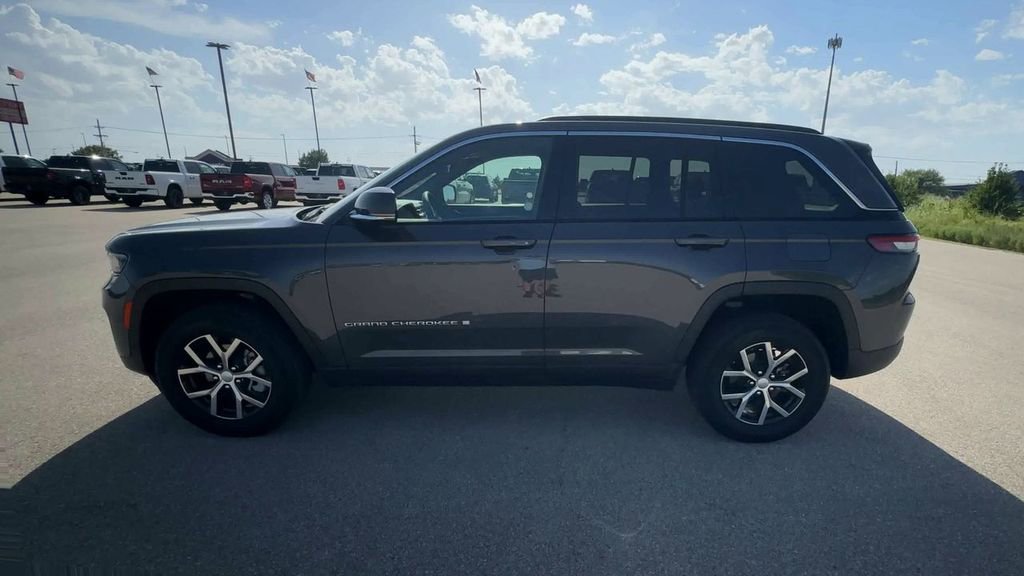 Used 2024 Jeep Grand Cherokee Limited image 5