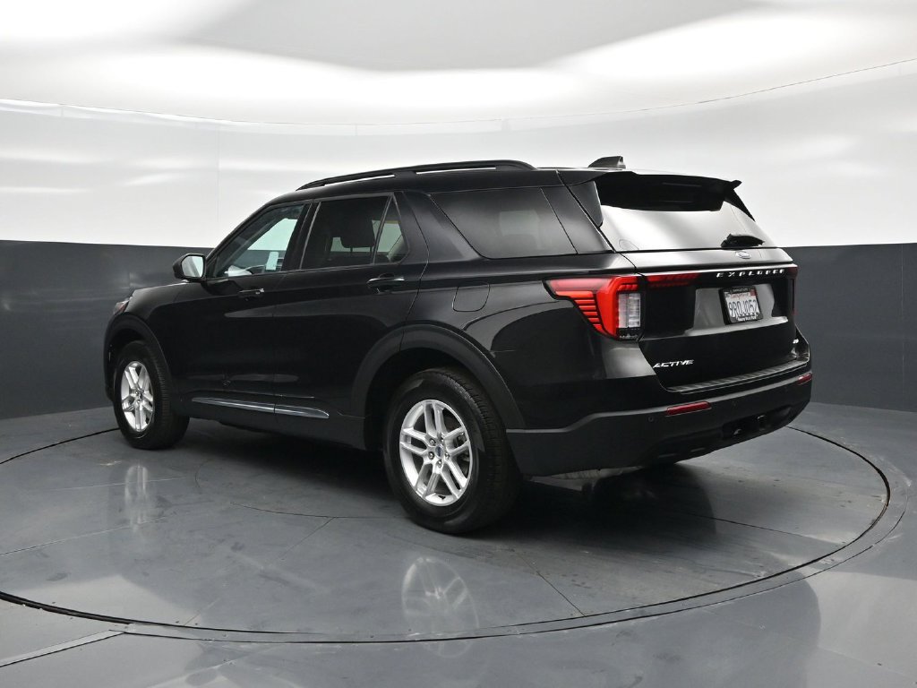 Used 2025 Ford Explorer Active AWD/4WD image 7