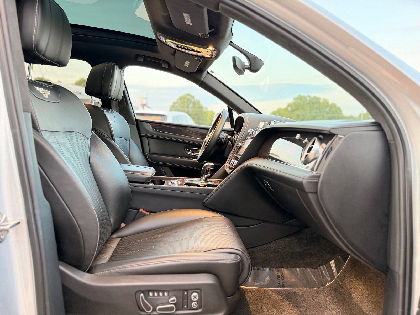 Used 2019 Bentley Bentayga AWD/4WD image 33