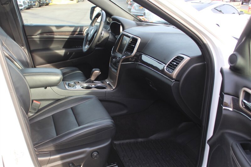 Used 2017 Jeep Grand Cherokee Overland AWD/4WD image 14