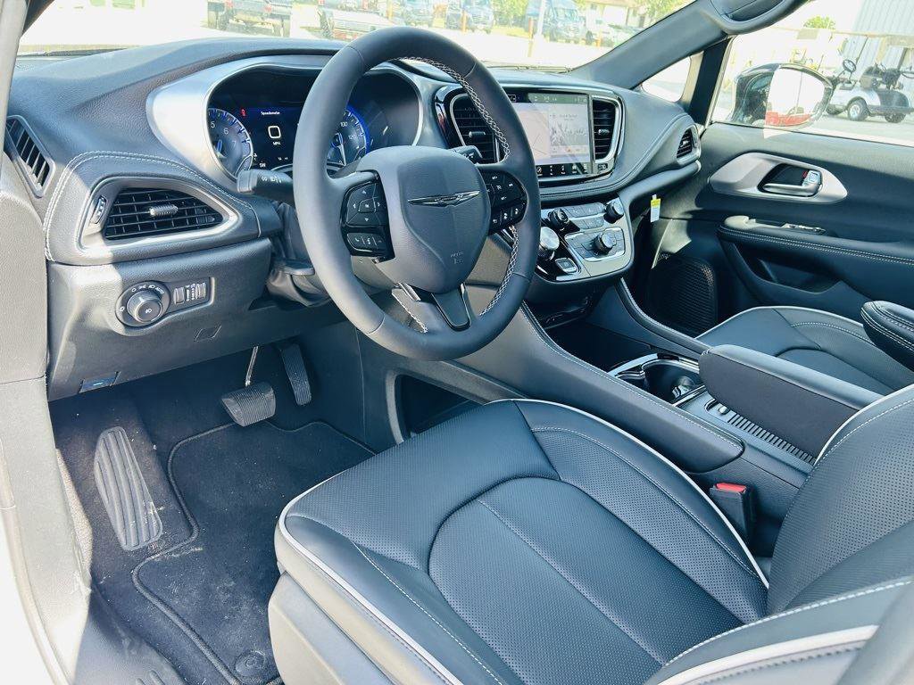 New 2026 Chrysler Pacifica Limited w/ Uconnect Theater Family Group image 22