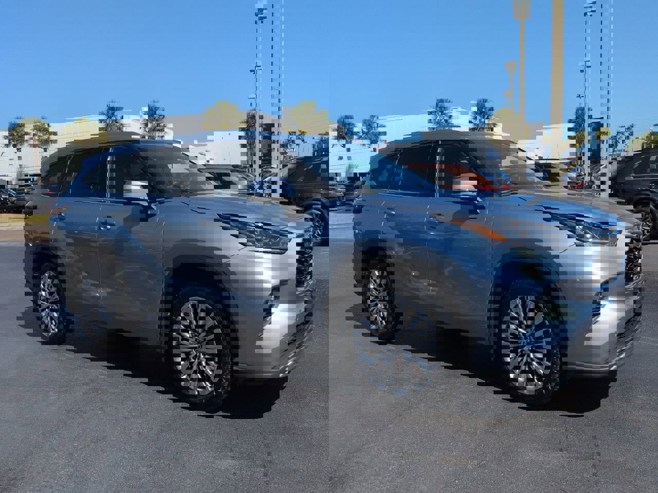 Used 2024 Toyota Highlander Platinum AWD/4WD image 2