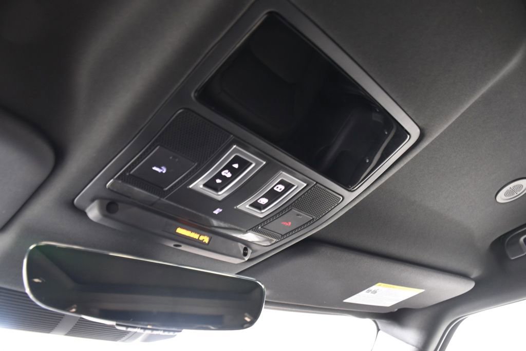 Used 2025 Land Rover Defender 130 X-Dynamic SE image 33