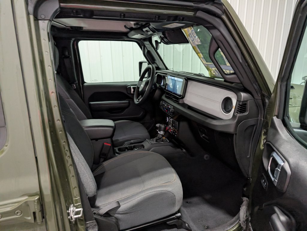 Used 2024 Jeep Wrangler Unlimited AWD/4WD image 25