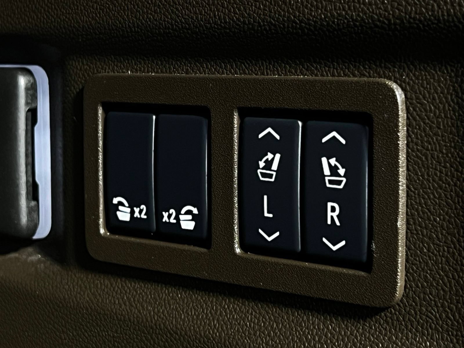 Used 2025 GMC Yukon Elevation AWD/4WD image 29