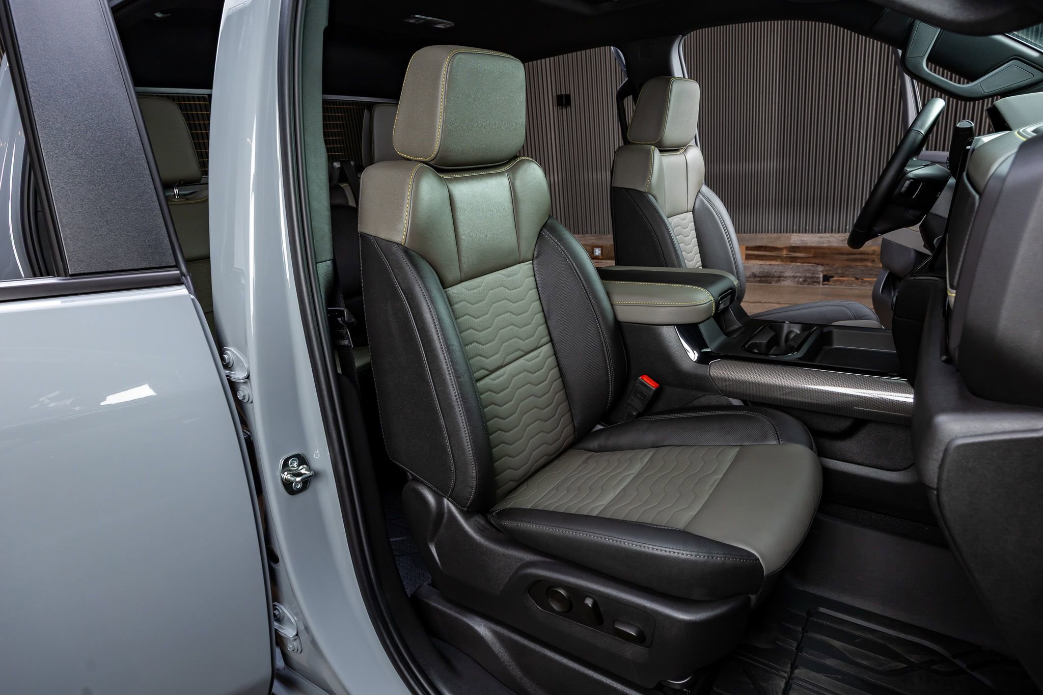 Used 2025 Chevrolet Silverado 2500 ZR2 w/ Technology Package image 31