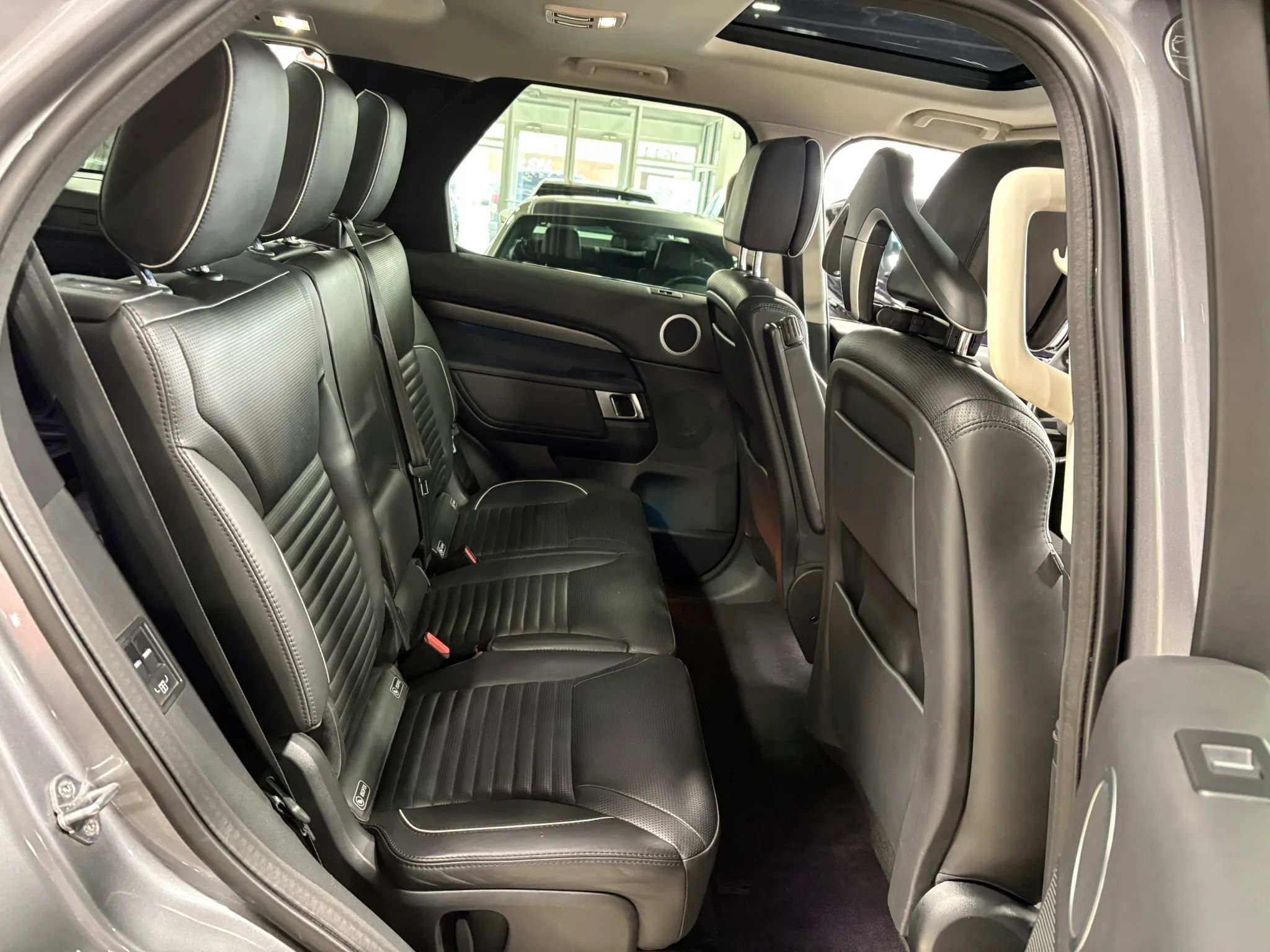 Used 2020 Land Rover Discovery HSE Luxury AWD/4WD image 15
