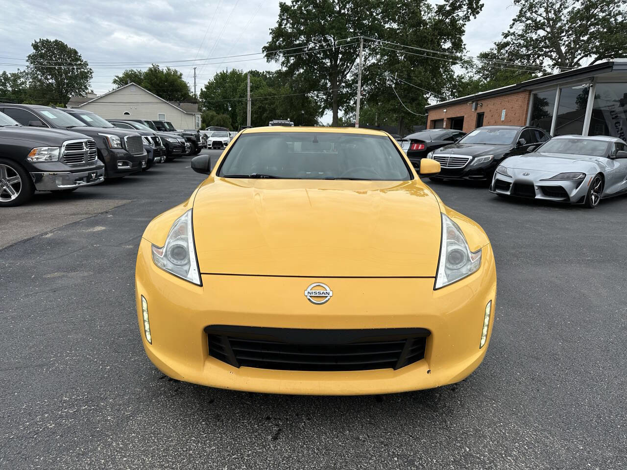 Used 2017 Nissan 370Z Touring image 2