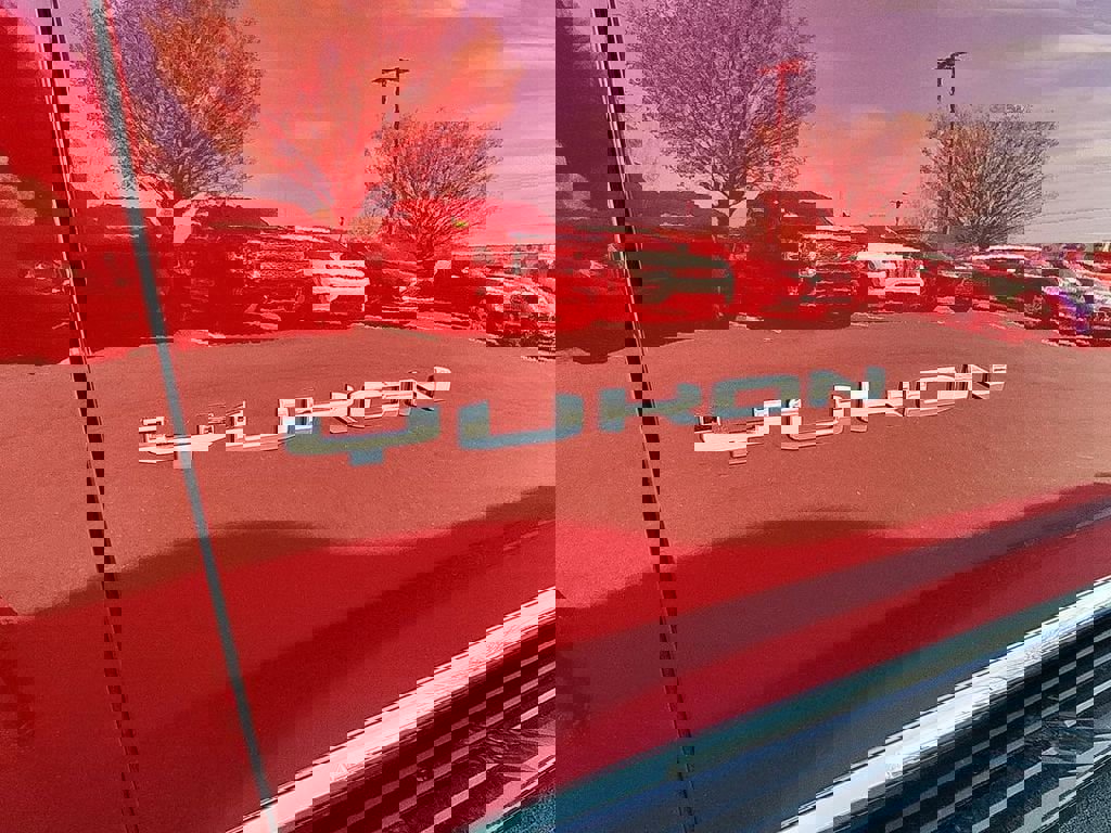 Used 2024 GMC Yukon SLT w/ SLT Premium Package image 32