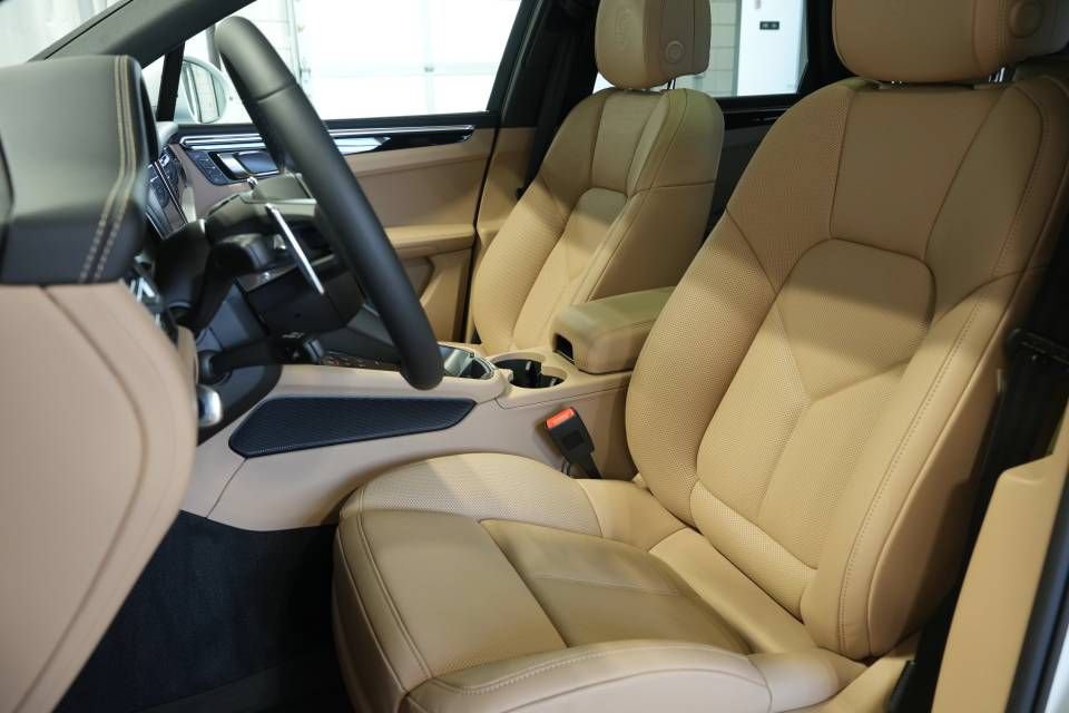 Certified 2026 Porsche Macan AWD/4WD image 5