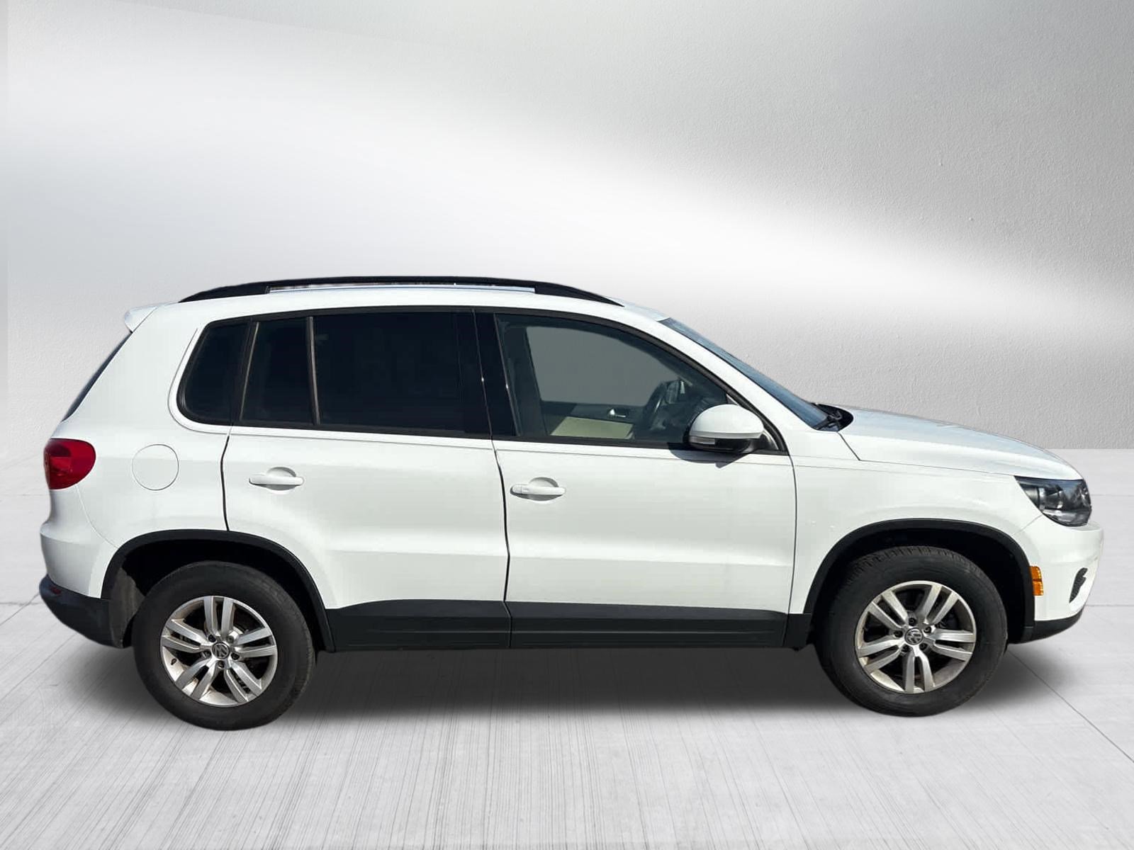 Used 2017 Volkswagen Tiguan S image 5