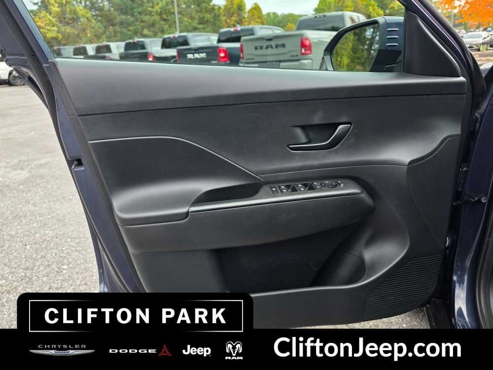 Used 2025 Hyundai Kona SEL FWD image 9