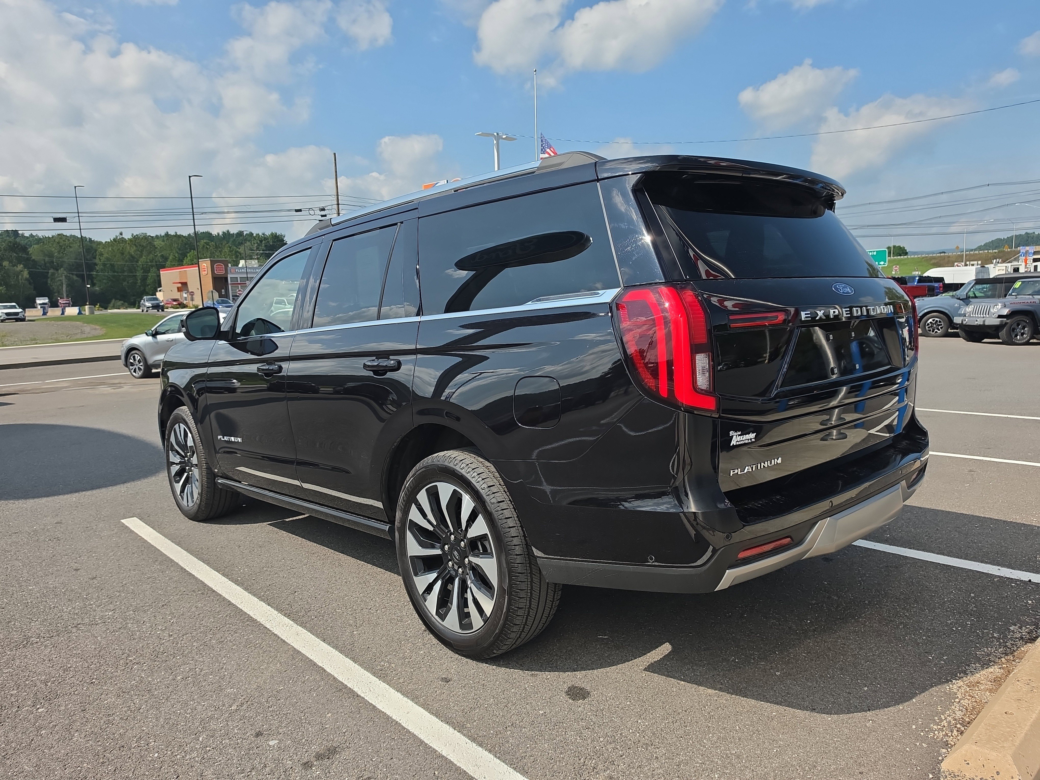 Used 2025 Ford Expedition Platinum w/ Driver's Package AWD/4WD image 32