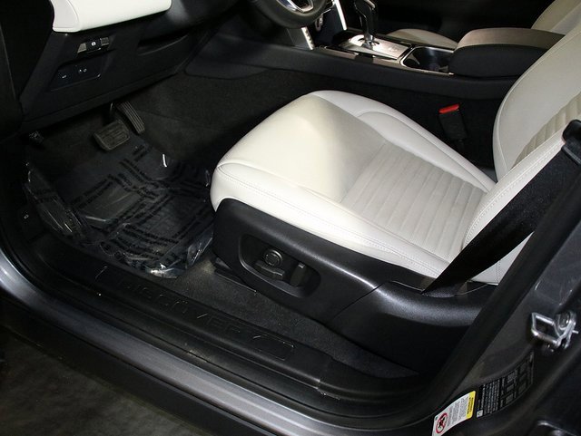 Used 2023 Land Rover Discovery Sport SE image 25