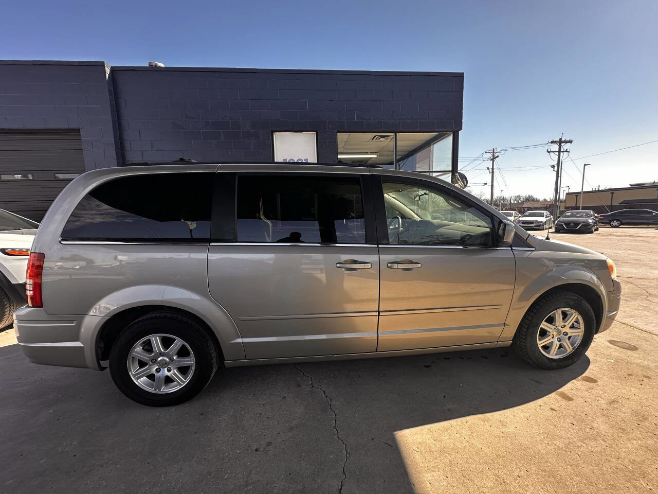 Used 2008 Chrysler Town & Country Touring image 9