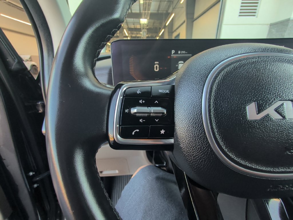 Used 2025 Kia Carnival FWD image 25