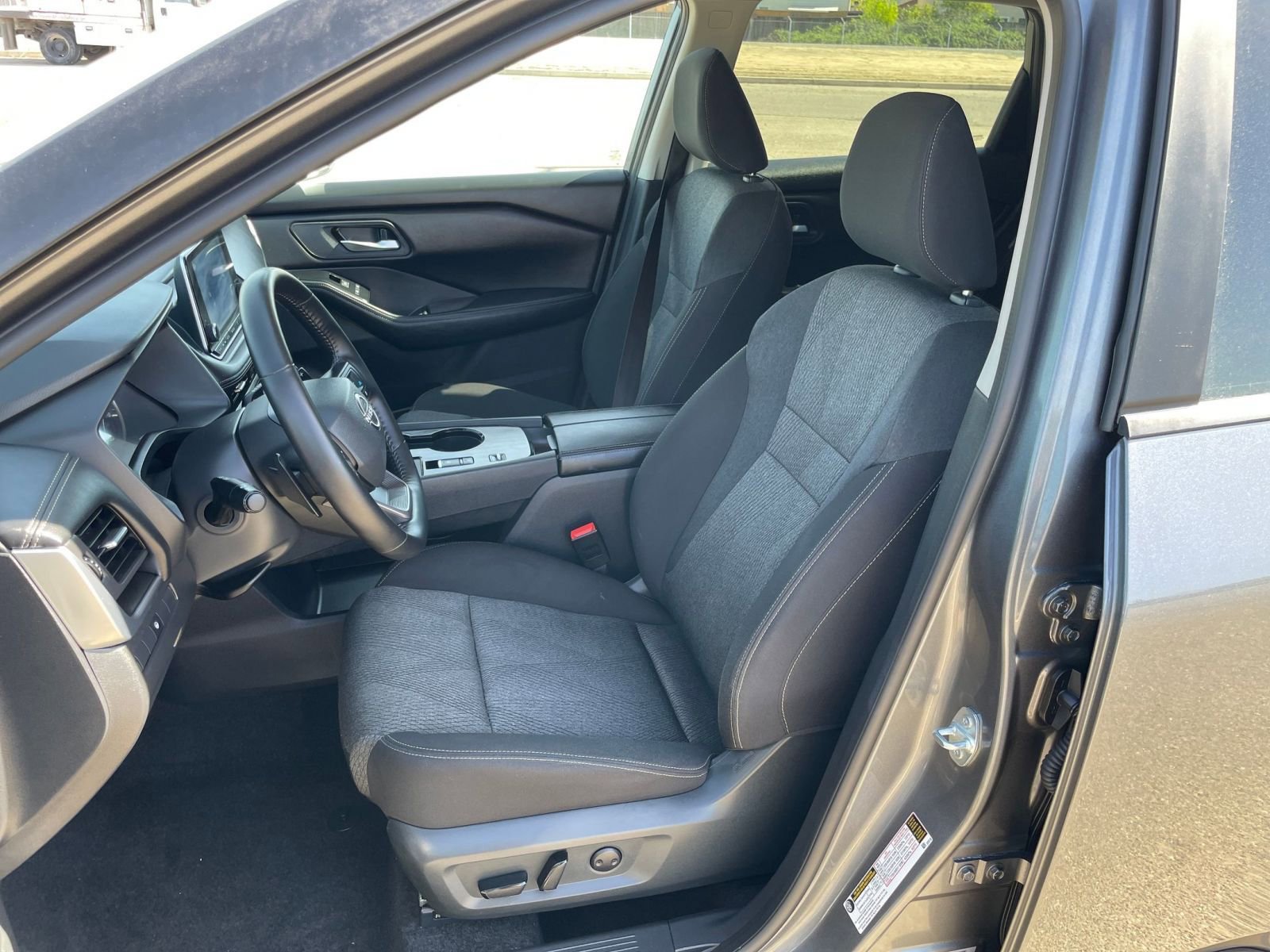 Used 2025 Nissan Rogue SV image 38