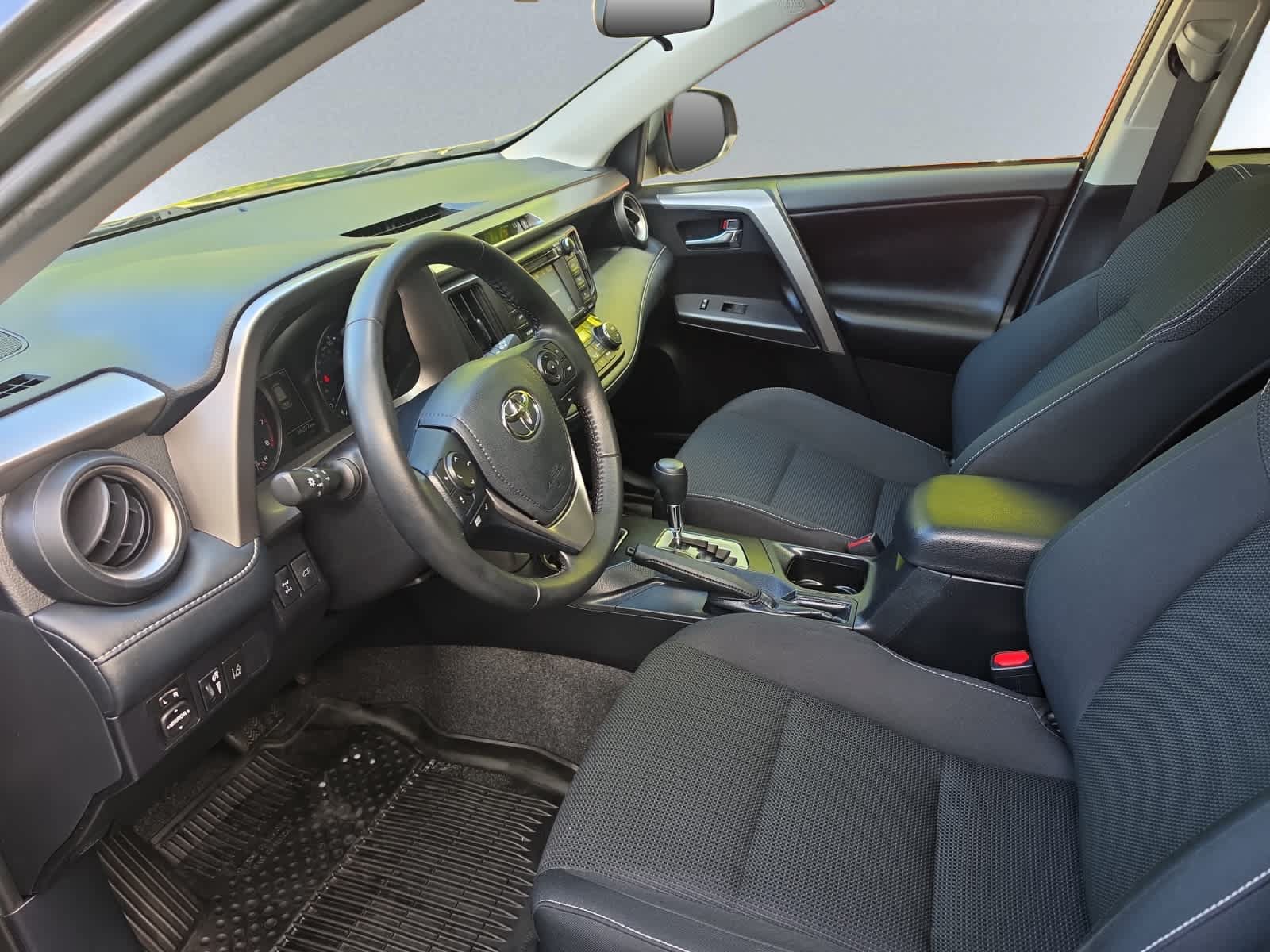 Used 2018 Toyota RAV4 XLE AWD/4WD image 15