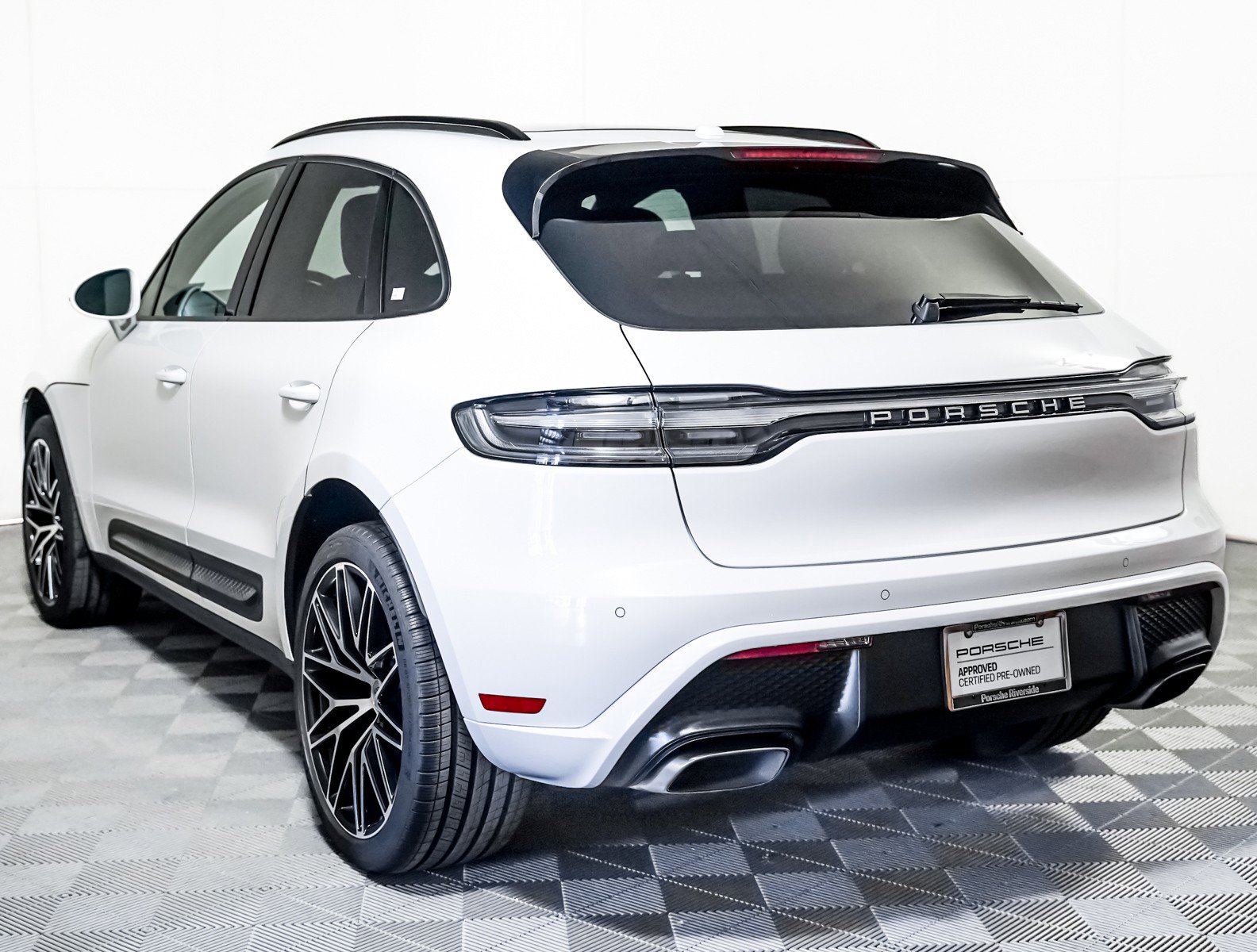 Certified 2023 Porsche Macan image 3