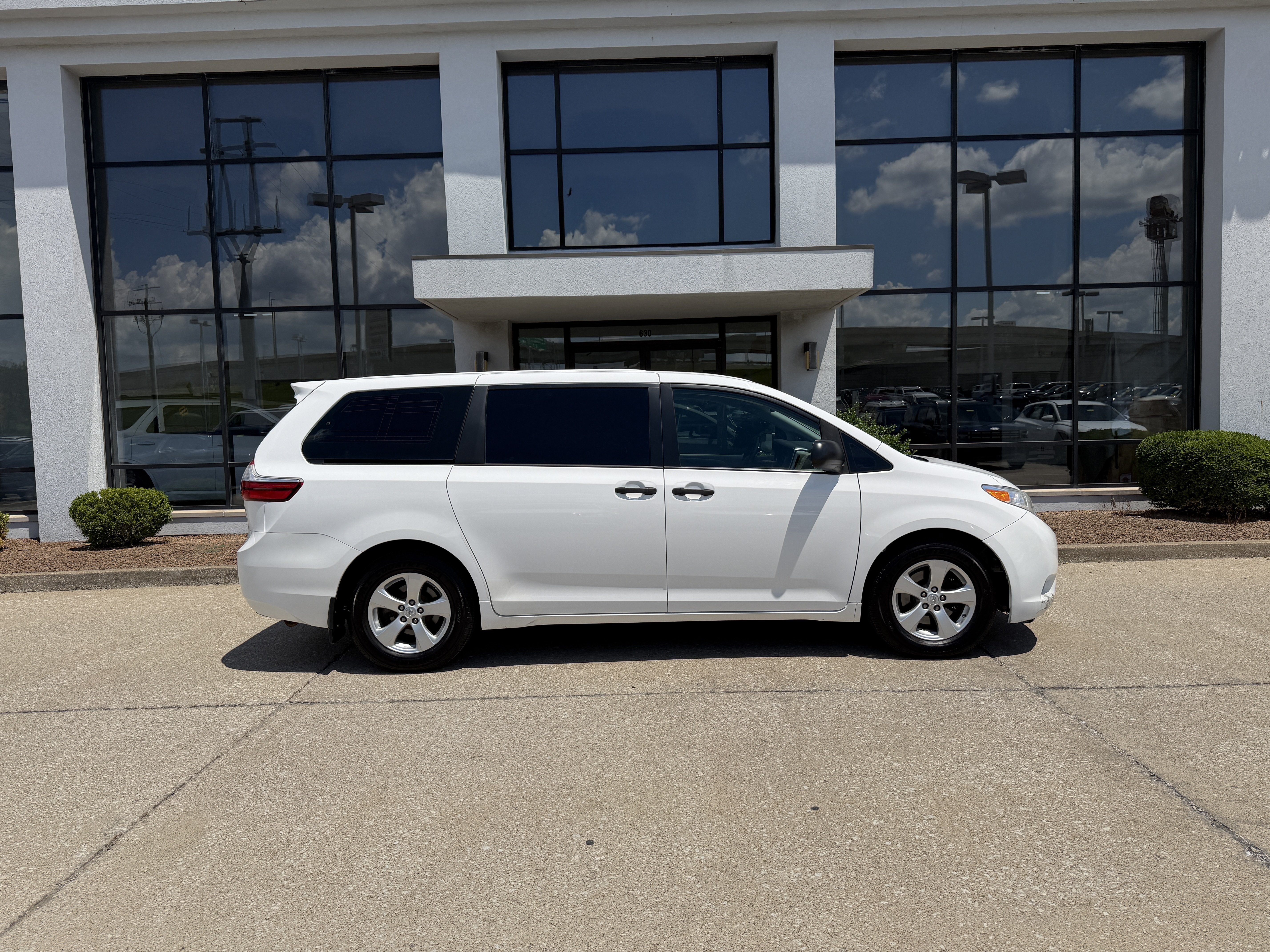 Used 2017 Toyota Sienna L FWD image 3