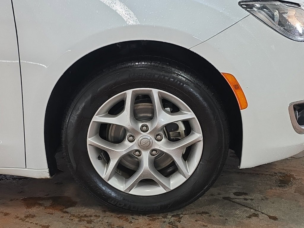 Used 2019 Chrysler Pacifica Touring Plus w/ Tire & Wheel Group image 8