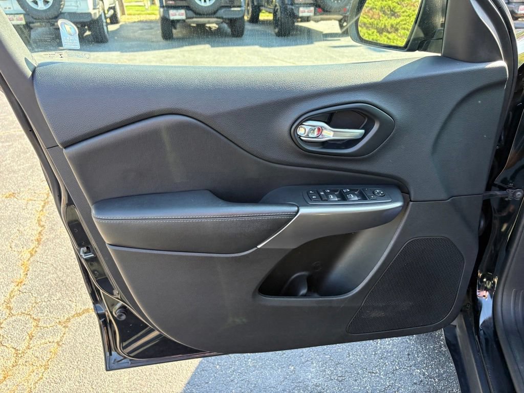 Used 2019 Jeep Cherokee Latitude Plus w/ Cold Weather Group AWD/4WD image 24