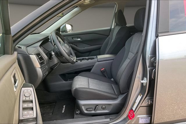 Certified 2026 Nissan Rogue SV FWD image 23