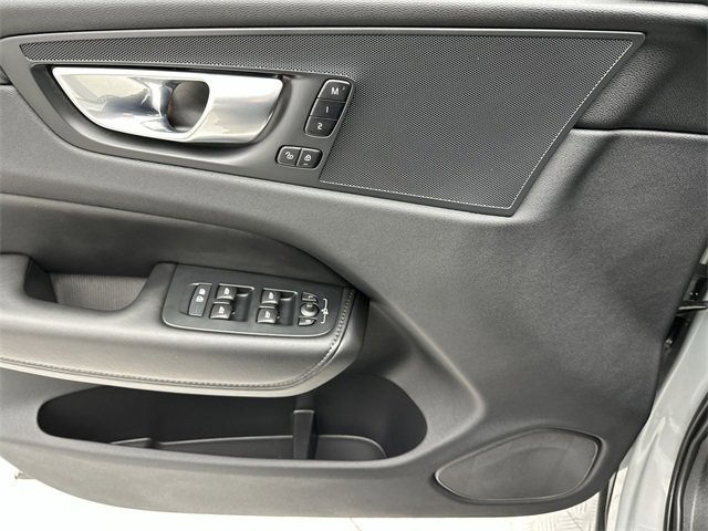 Used 2025 Volvo XC60 B5 Plus image 13