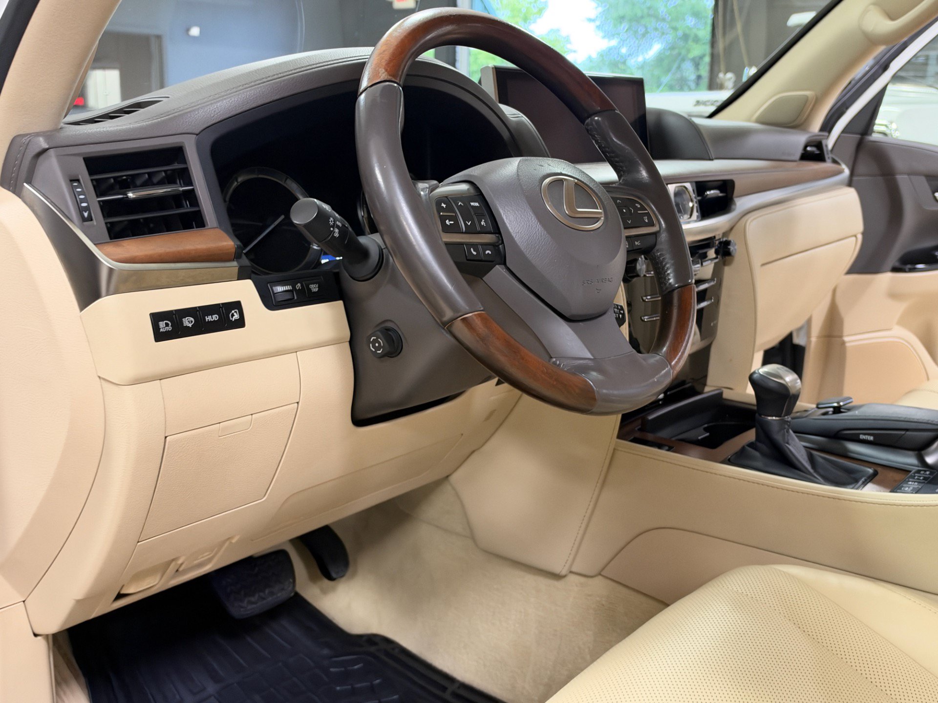 Used 2018 Lexus LX 570 4WD w/ Luxury Package image 24