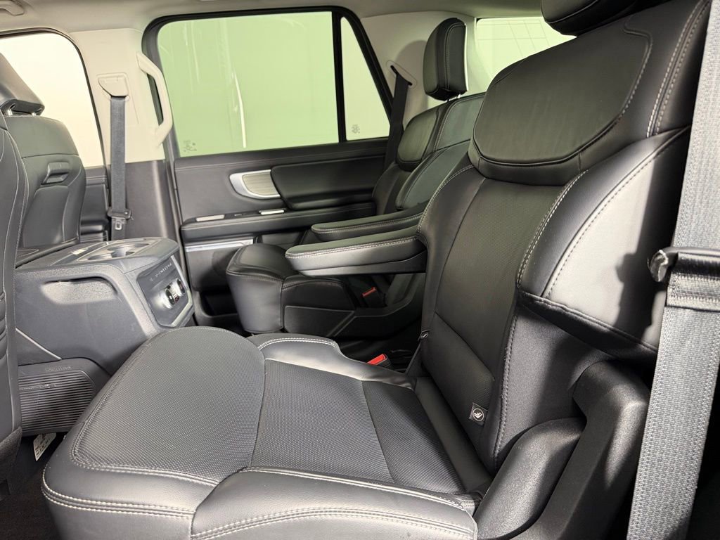 Used 2025 Ford Expedition Platinum image 29