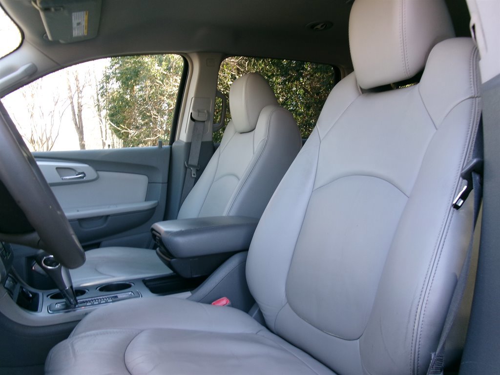 Used 2009 Chevrolet Traverse LT image 14