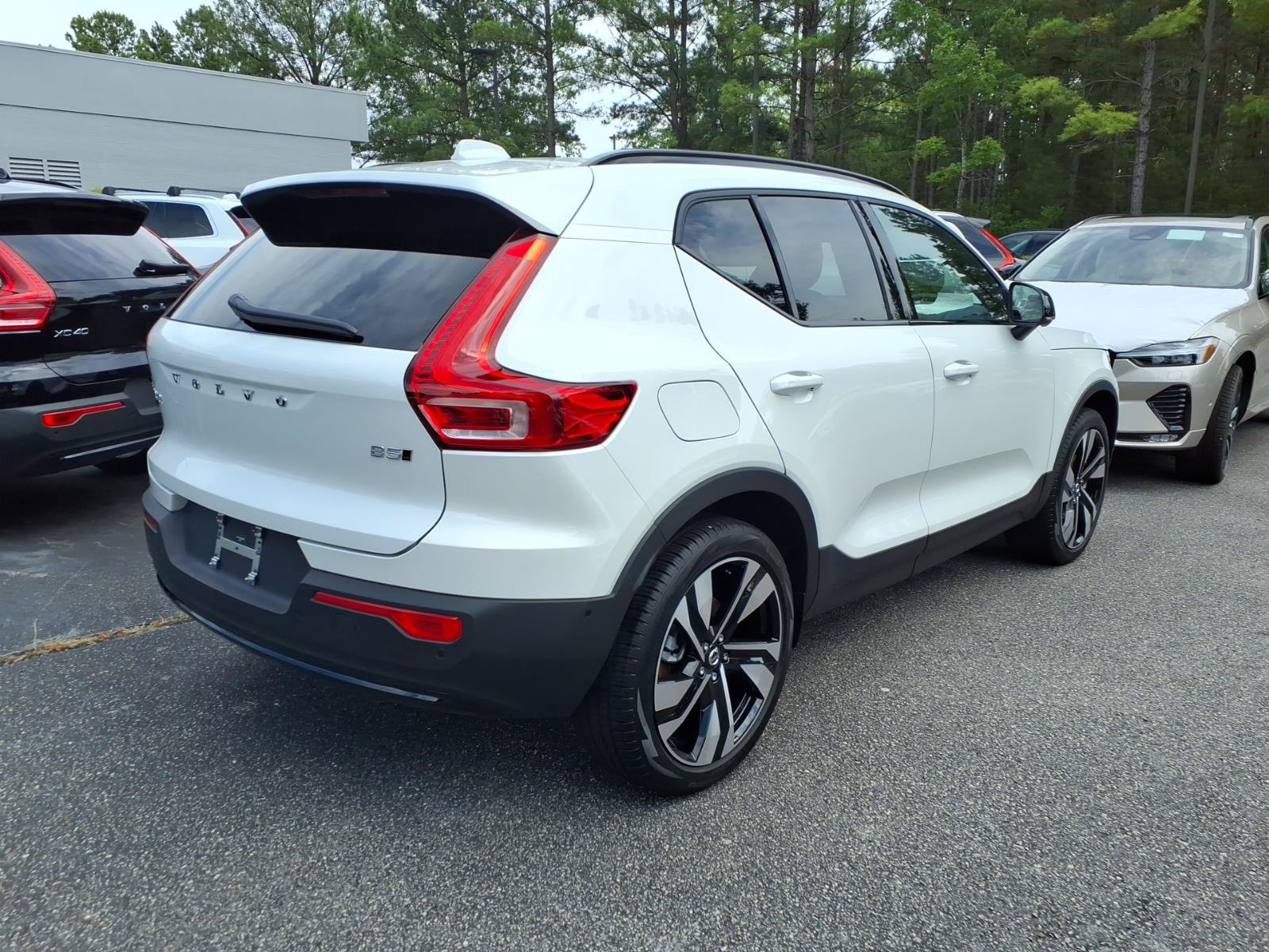Used 2025 Volvo XC40 B5 Ultra AWD/4WD image 3