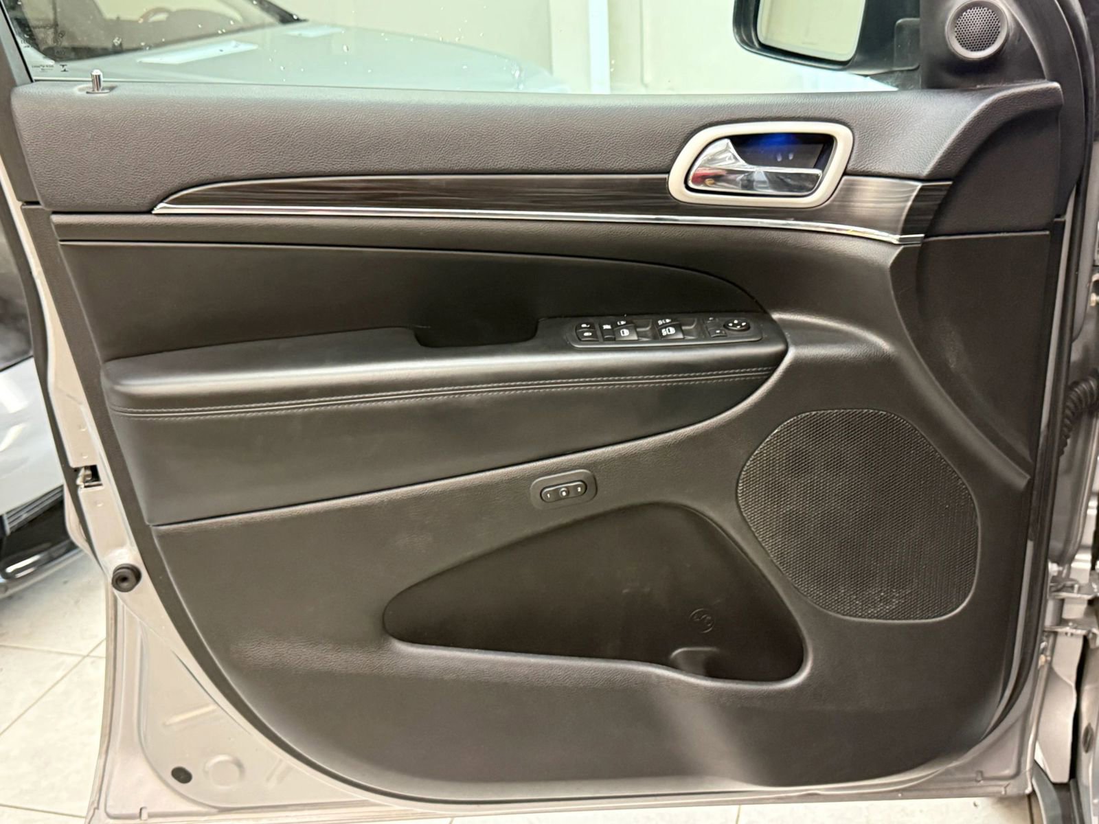 Used 2020 Jeep Grand Cherokee Limited AWD/4WD image 17