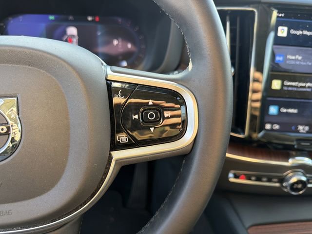 Used 2023 Volvo XC60 B5 Plus image 27